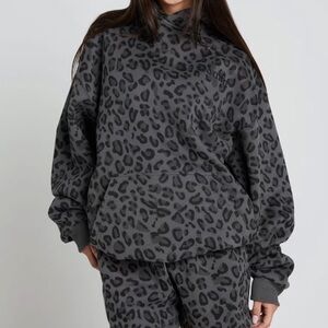 Comfrt Minimalist hoodie, panther